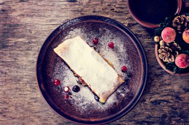 Strudel koyu arka plan üzerinde. 