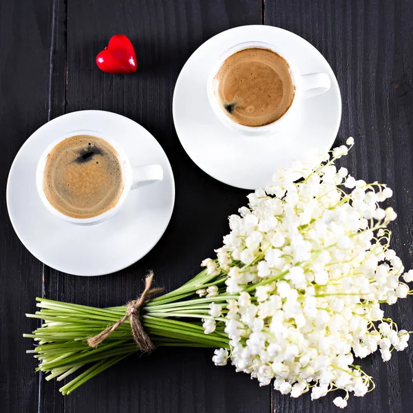 Espresso, corazón y ramo de flores — Foto de Stock