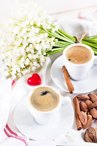 Espresso, fındık ve buket çiçek