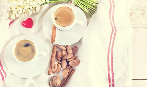 Espresso, kalp ve buket çiçek