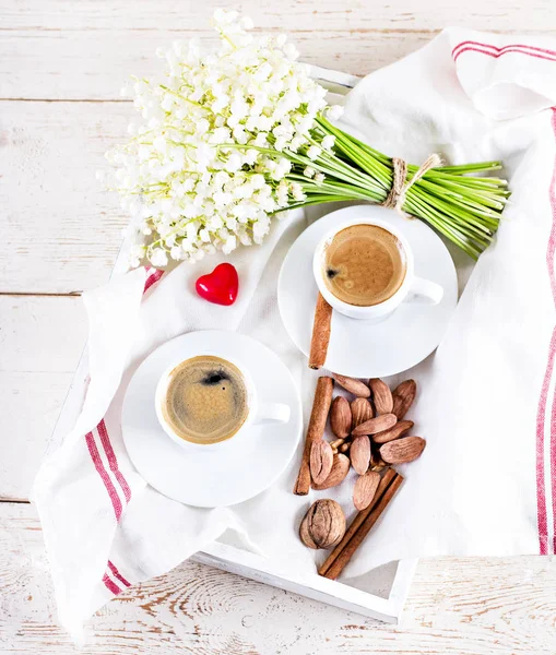 Espresso, fındık ve buket çiçek