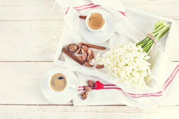 Espresso, Herz und Blumenstrauß — Stockfoto