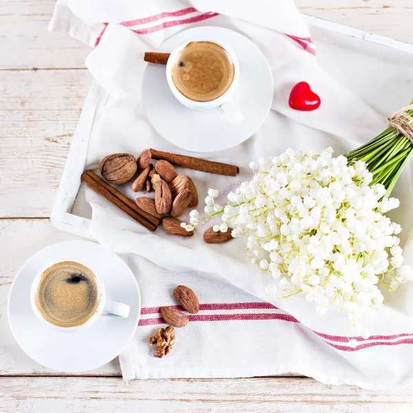 Espresso, kalp ve buket çiçek