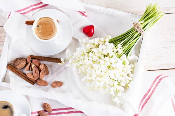 Espresso, kalp ve buket çiçek