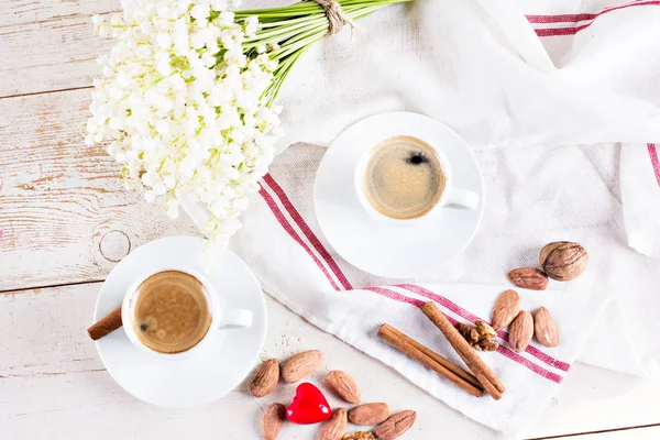 Espresso, kalp ve buket çiçek