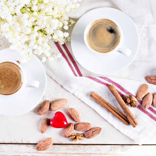 Espresso, kalp ve buket çiçek