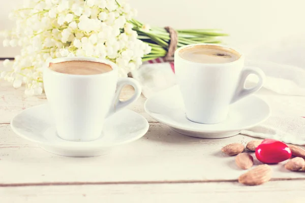 Espresso, Herz und Blumenstrauß — Stockfoto