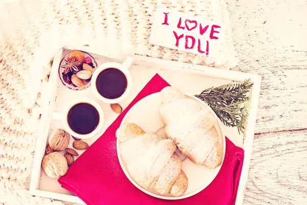 Espresso, fındık ve kruvasan