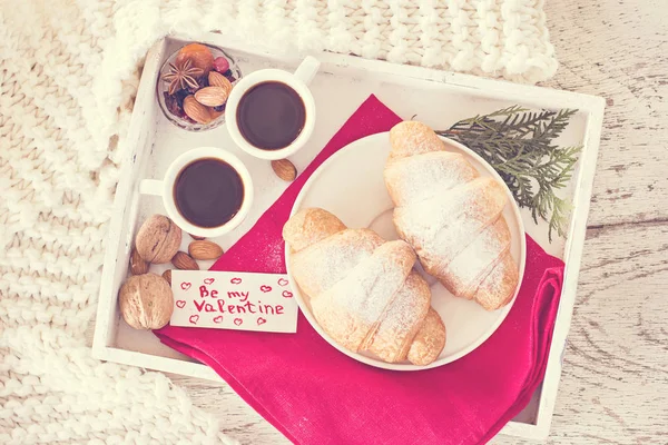 Espresso, fındık ve kruvasan