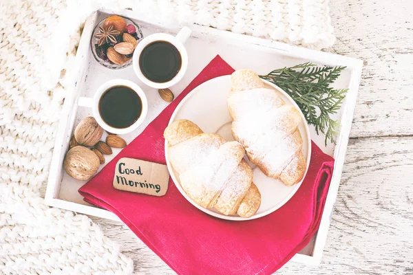 Espresso, fındık ve kruvasan