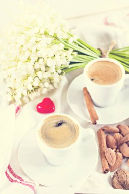 Espresso, fındık ve buket çiçek