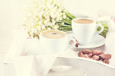 Espresso, fındık ve buket çiçek