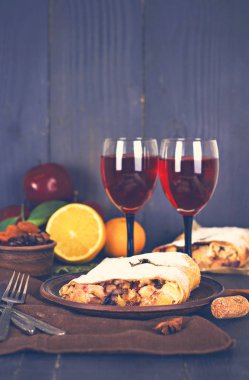 meyveli turta ve şarap