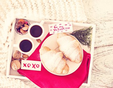 Espresso, fındık ve kruvasan