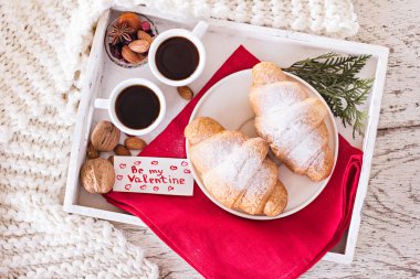 Espresso, fındık ve kruvasan