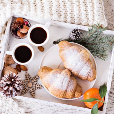 Espresso, fındık ve kruvasan