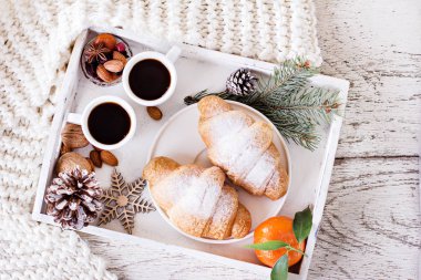 Espresso, fındık ve kruvasan