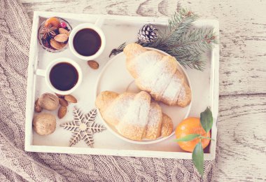 Espresso, fındık ve kruvasan