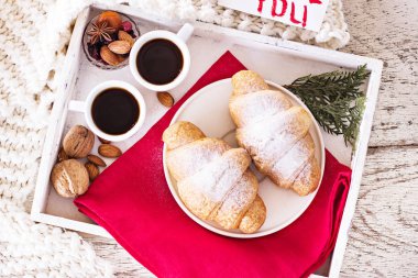 Espresso, fındık ve kruvasan