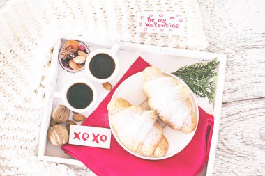 Espresso, fındık ve kruvasan