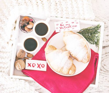 Espresso, fındık ve kruvasan