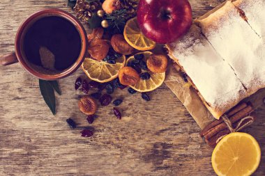 meyveli turta ve kış dekor.