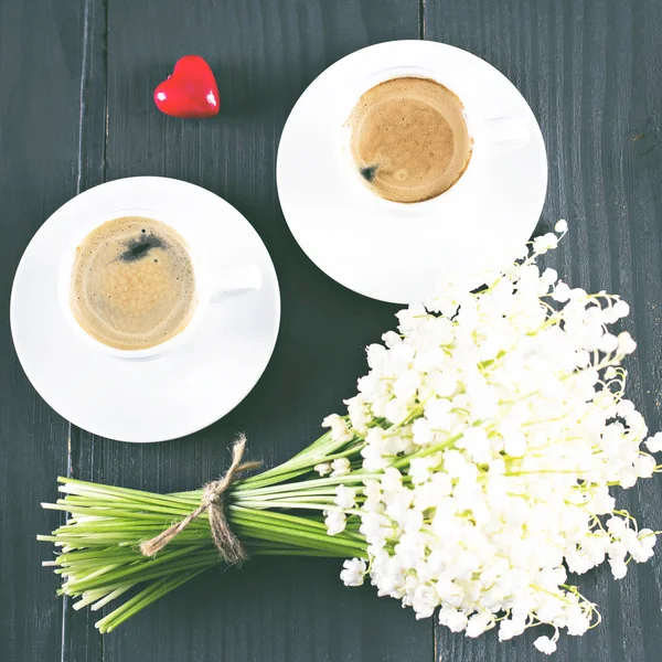 Espresso, heart and bouquet of flowers — Stock Photo, Image