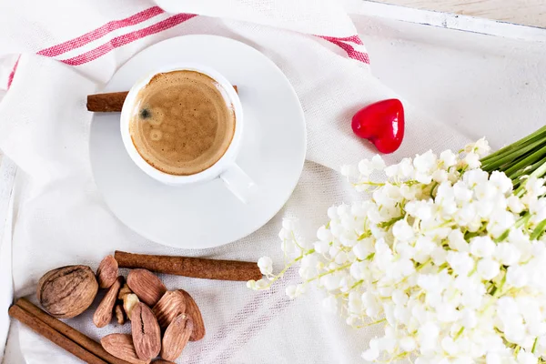 Espresso, kalp ve buket çiçek