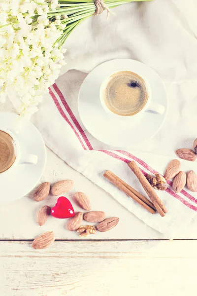 Espresso, kalp ve buket çiçek