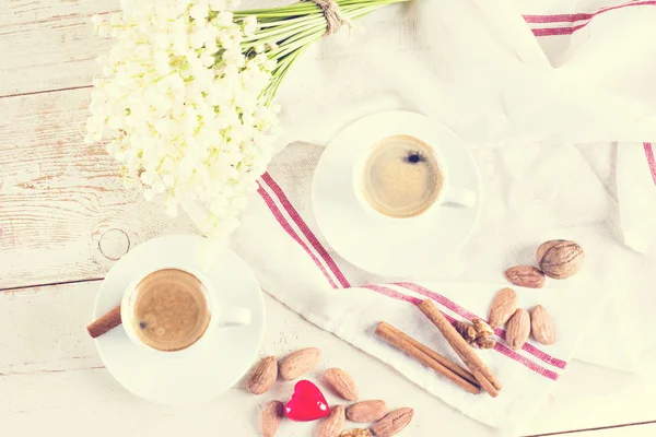 Espresso, kalp ve buket çiçek