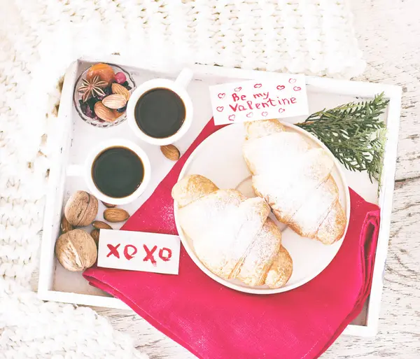 Espresso, fındık ve kruvasan