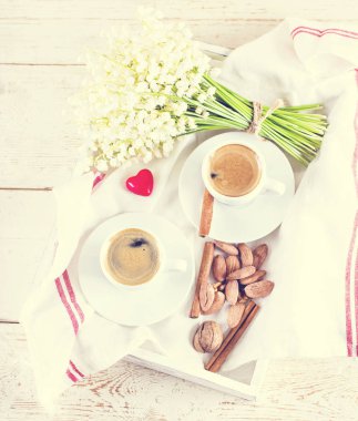 Espresso, fındık ve buket çiçek