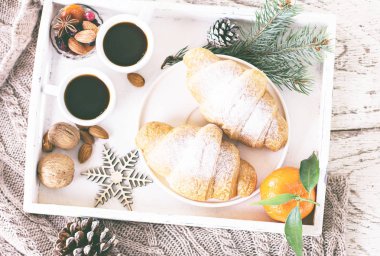 Espresso, fındık ve kruvasan