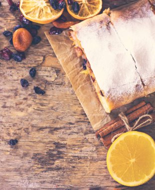 meyveli turta ve kış dekor.