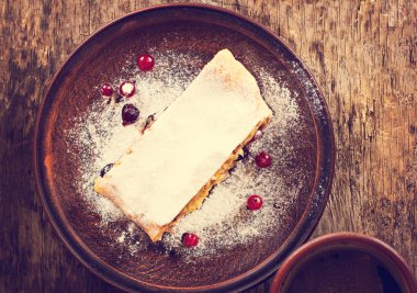 Strudel koyu arka plan üzerinde. 