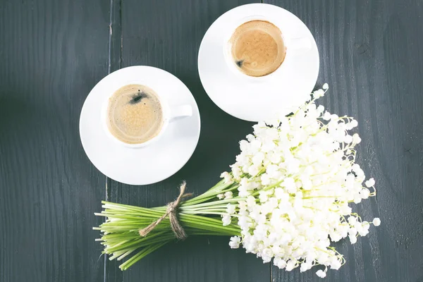 Espresso, hart en boeket bloemen — Stockfoto