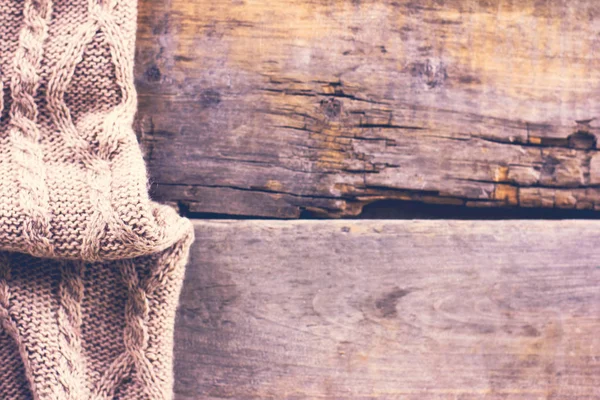 古い木の板に格子縞、ニットのセーター — ストック写真
