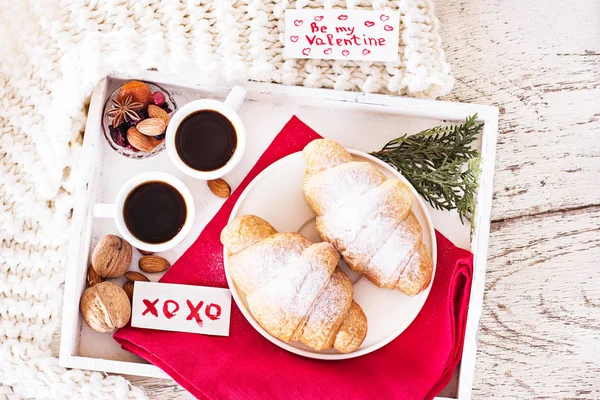 Café expreso, nueces y croissants — Foto de Stock