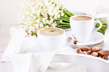 Espresso, fındık ve buket çiçek