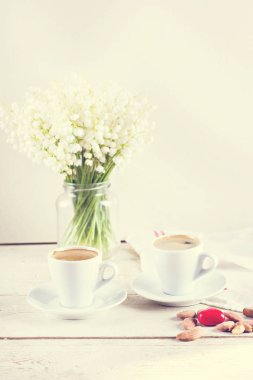 Espresso, kalp ve buket çiçek