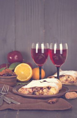 meyveli turta ve şarap