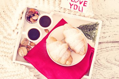 Espresso, fındık ve kruvasan