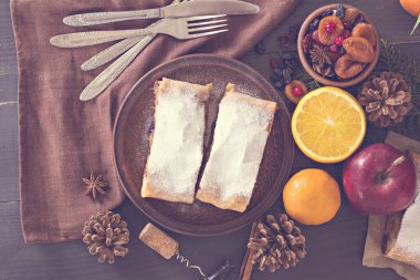 meyveli turta ve şarap