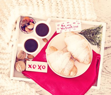 Espresso, fındık ve kruvasan