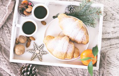 Espresso, fındık ve kruvasan