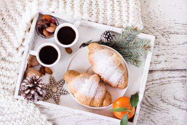 Espresso, fındık ve kruvasan