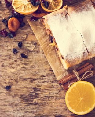 meyveli turta ve kış dekor.