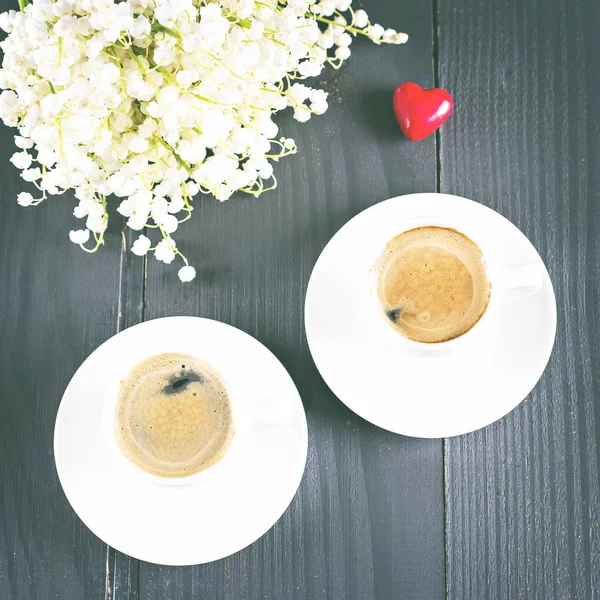 Espresso, hart en boeket bloemen — Stockfoto