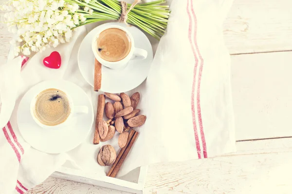 Espresso, noten en boeket bloemen — Stockfoto