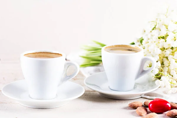 Espresso, noten en boeket bloemen — Stockfoto